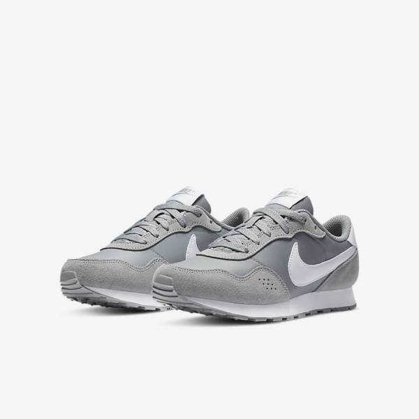 Zapatillas Nike MD Valiant Older Niños Gris Blancas | NK698ICO